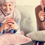 Erziehungsberatung Niedersachsen - Junge Frauen haben Spaß mit dem Smartphone
