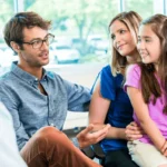 Landesarbeitsgemeinschaft Erziehungsberatung Niedersachsen - Familie mit Kind bei einem Beratungsgespräch