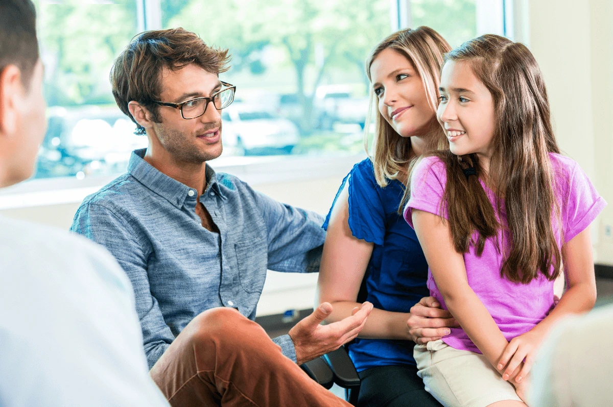 Landesarbeitsgemeinschaft Erziehungsberatung Niedersachsen - Familie mit Kind bei einem Beratungsgespräch