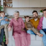 Erziehungsberatung Niedersachsen - Generationen kommen zusammen und sitzen gemütlich auf dem Sofa