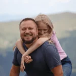Erziehungsberatung Niedersachsen - Vater und Tochter liegen sich glücklich im Arm