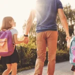 Erziehungsberatung Niedersachsen - Vater und Töchter gehen gemeinsam