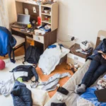 Erziehungsberatung Niedersachsen - Junger Mann und sein Chaos im Zimmer