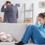 Erziehungsberatung Niedersachsen - Eltern streiten sich und junge Tochter sieht unglücklich aus